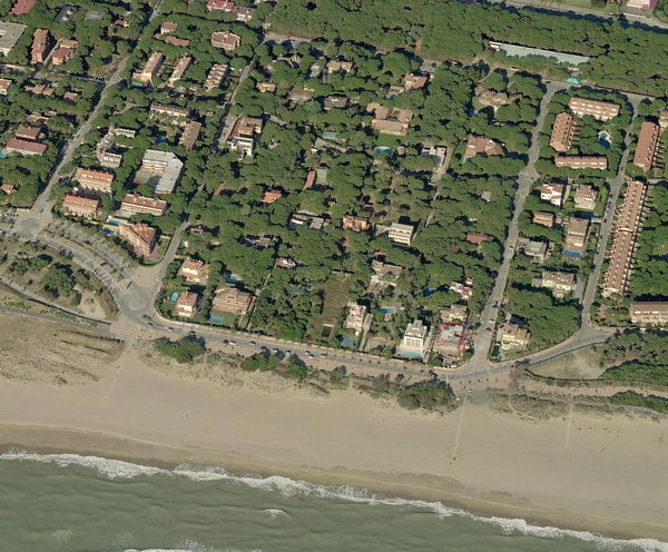 Imagen aérea del sur de Gavà Mar justo en la frontera con Castelldefels (primeros tramos del paseo marítimo y casas unifamiliares)